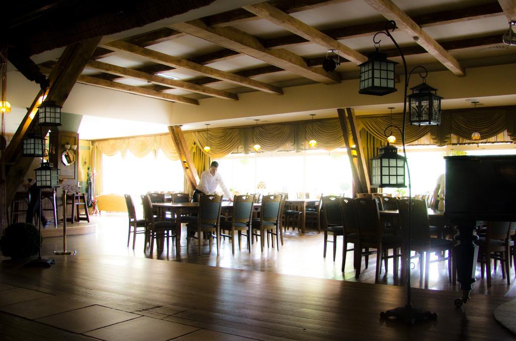 Hotel Niedzwiadek ブジジェ・キシェフスキエ エクステリア 写真