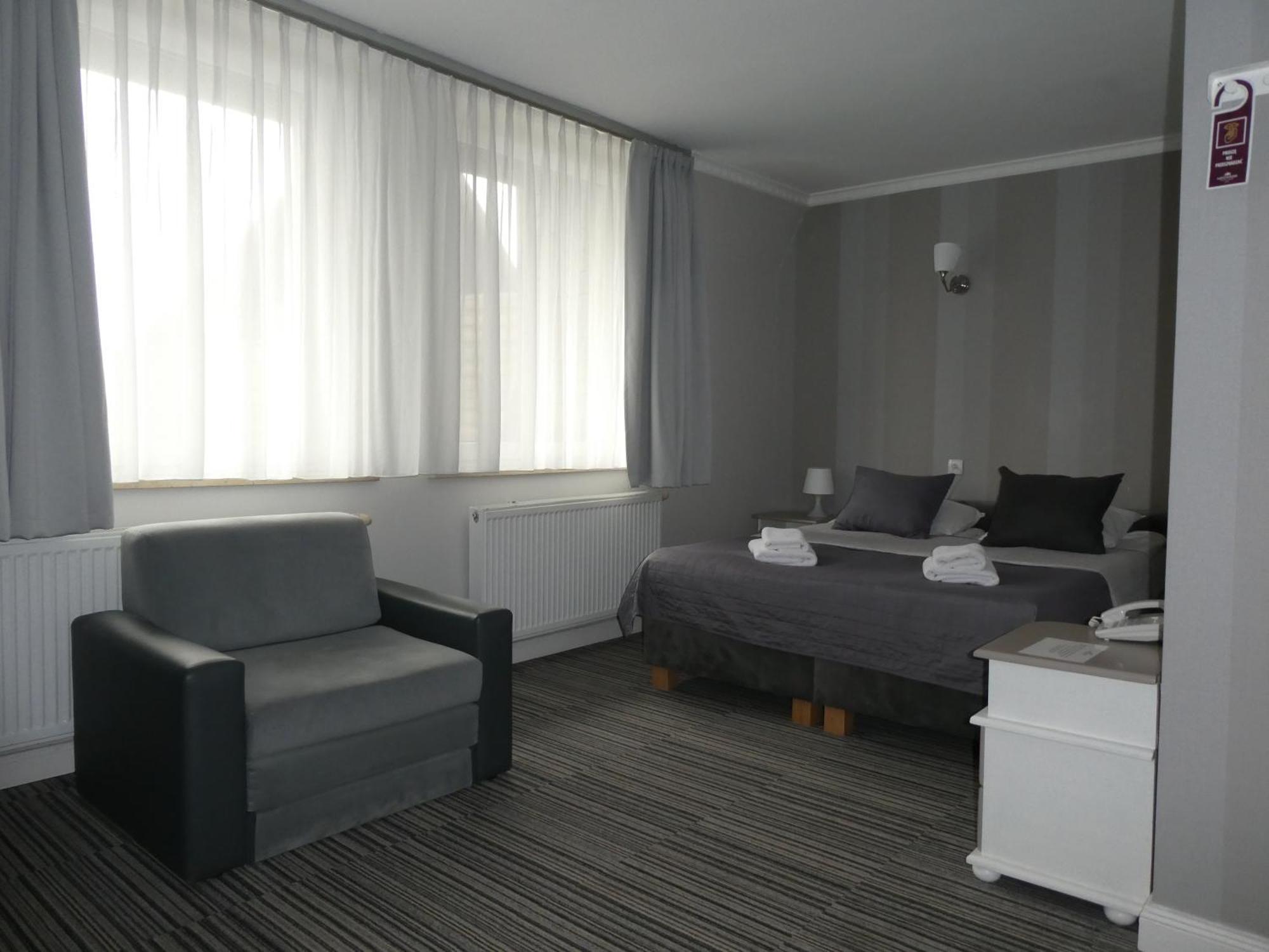 Hotel Niedzwiadek ブジジェ・キシェフスキエ エクステリア 写真