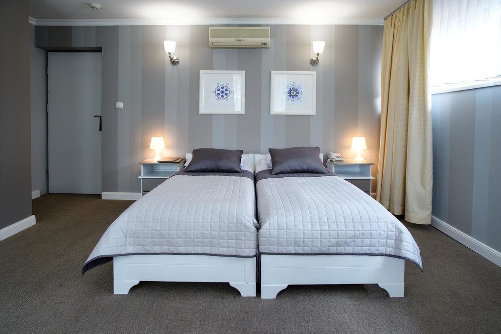 Hotel Niedzwiadek ブジジェ・キシェフスキエ エクステリア 写真